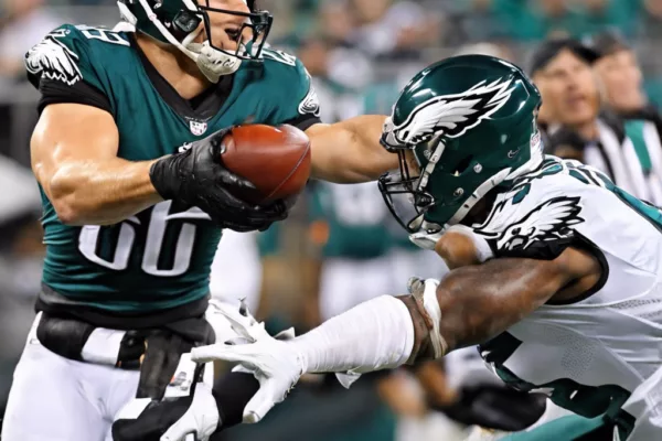 Zach Ertz Cleared Waivers, Eagles Interested in Reunion